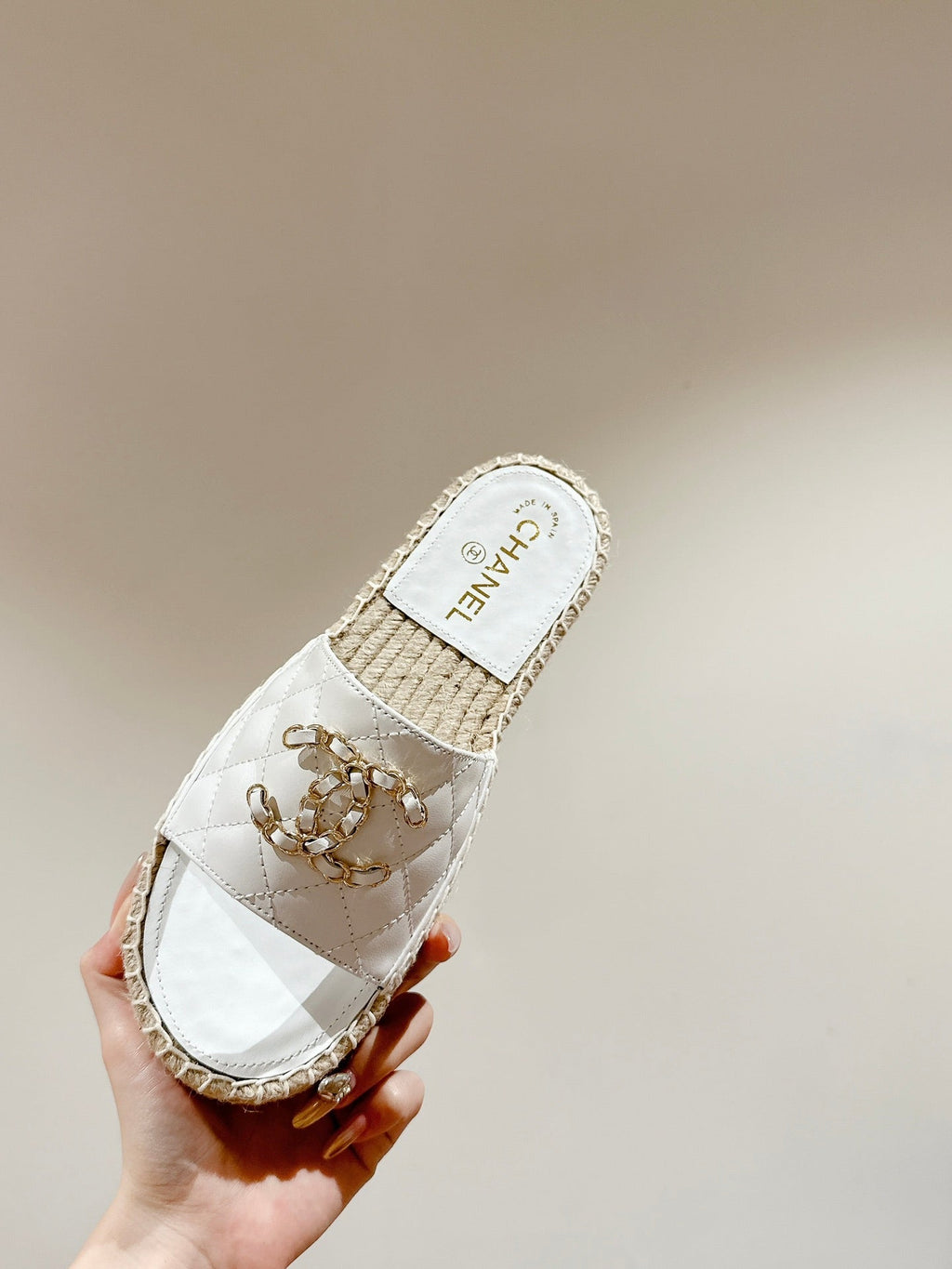 CHANEL FLAT SLIPPERS IN WHITE LAMBSKIN AND WOVEN WITH LOGO