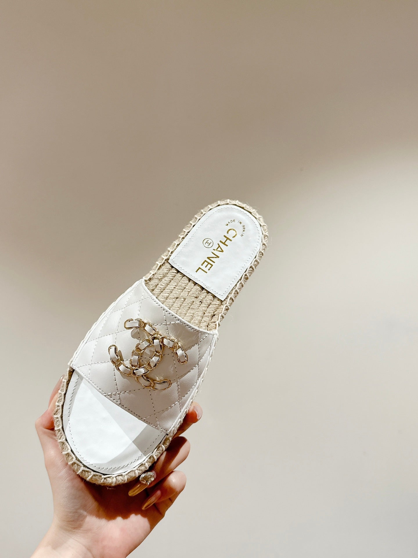 CHANEL FLAT SLIPPERS IN WHITE LAMBSKIN AND WOVEN WITH LOGO