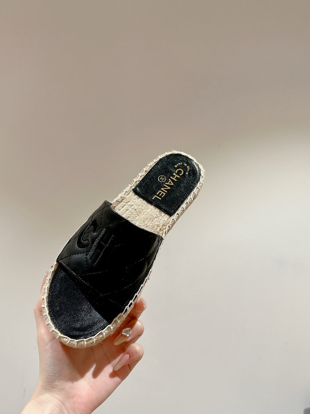CHANEL FLAT SLIPPERS IN BLACK LAMBSKIN MIX BEIGE WOVEN