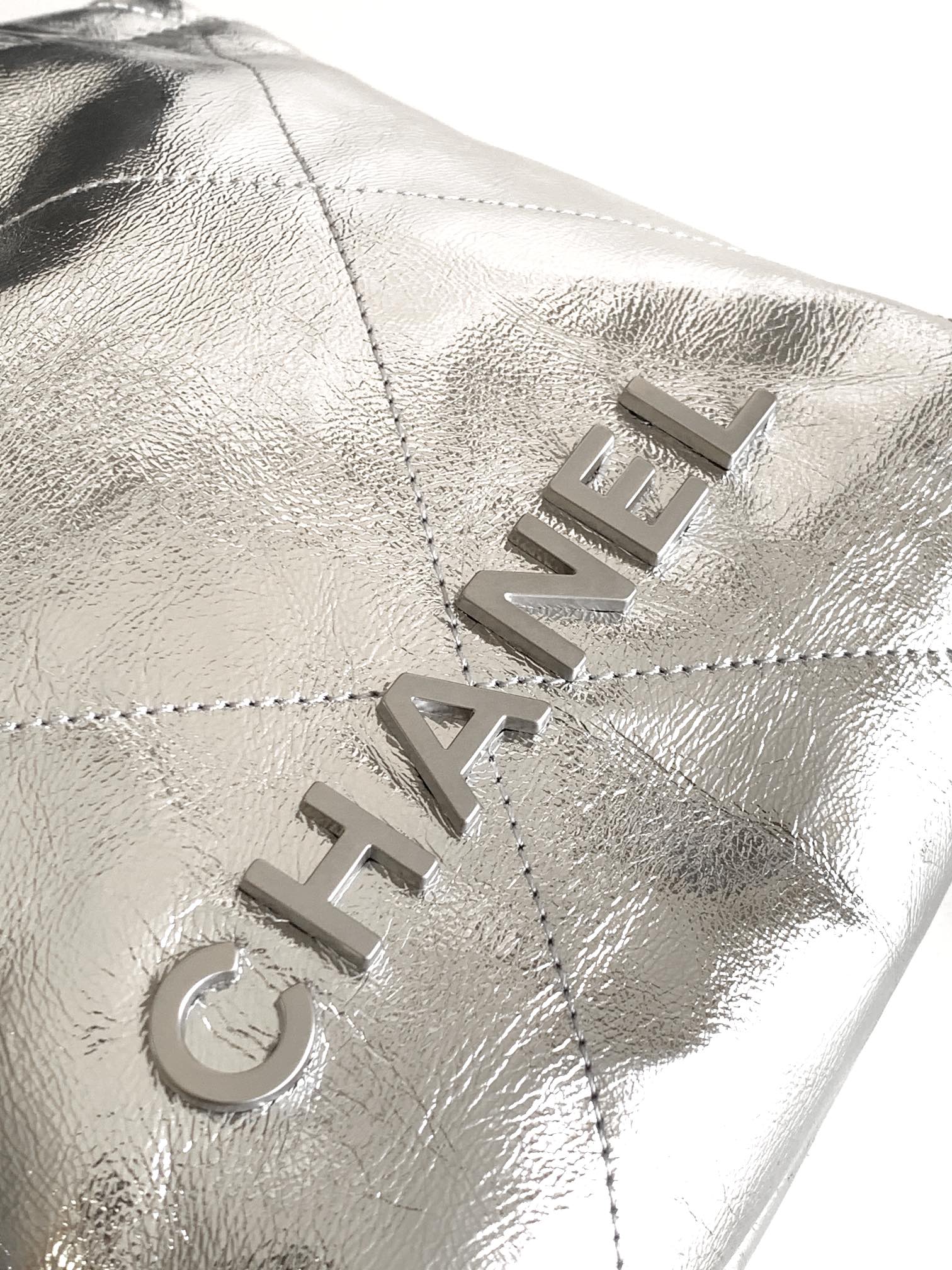 CHANEL 22 BAG IN SILVER SHINY CALFSKIN AND GOLD METAL