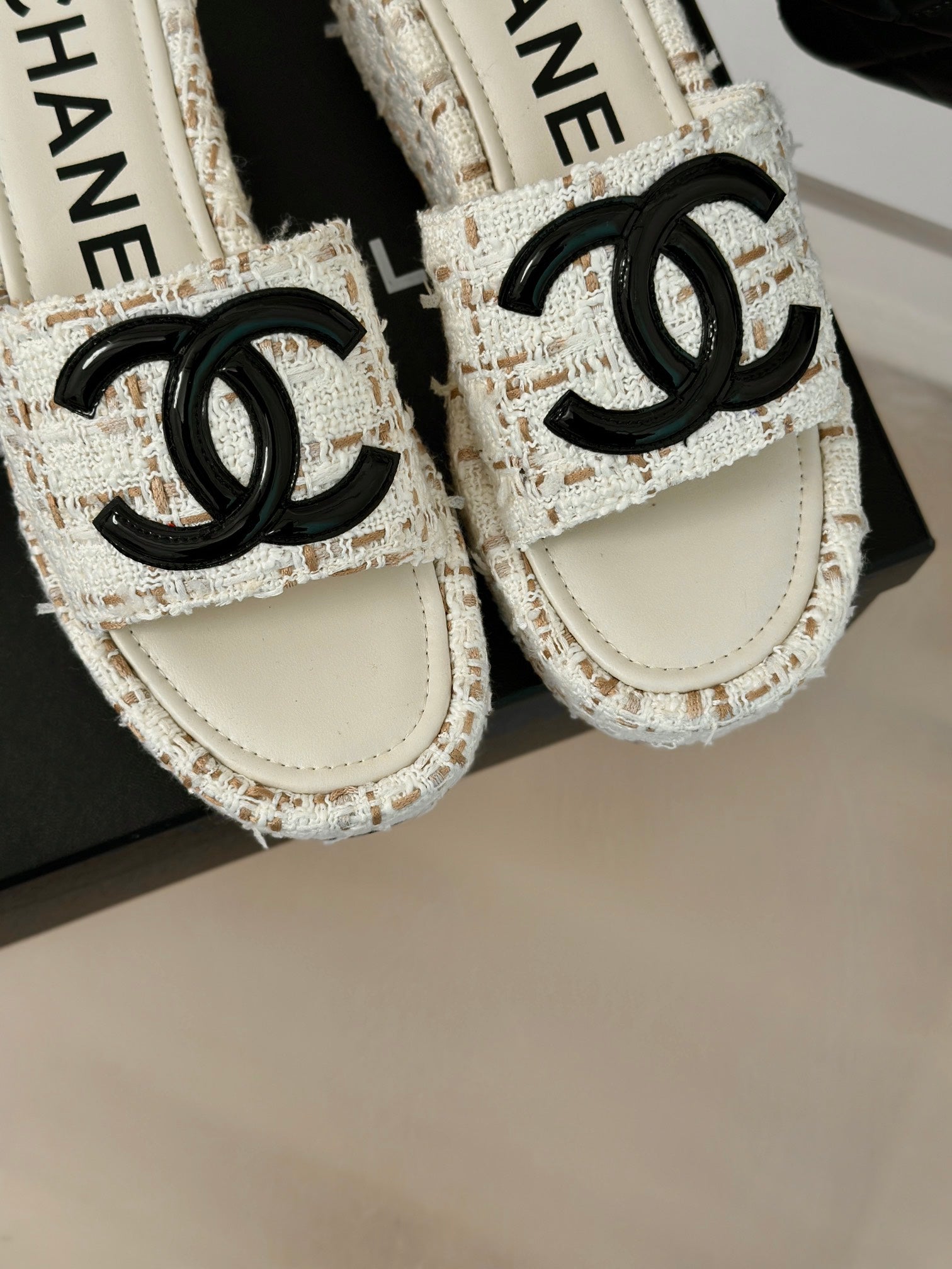 CHANEL CLASSIC SLIPPERS THICK SOLE IN WHITE MIX BROWN TWEED