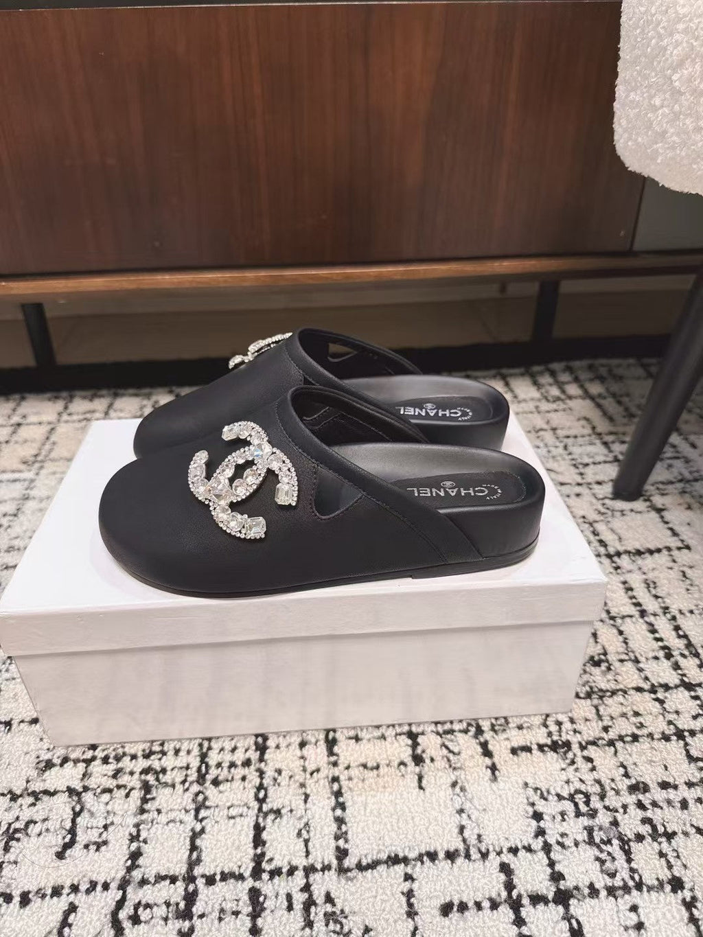 CHANEL FLAT MULES IN BLACK CALFSKIN