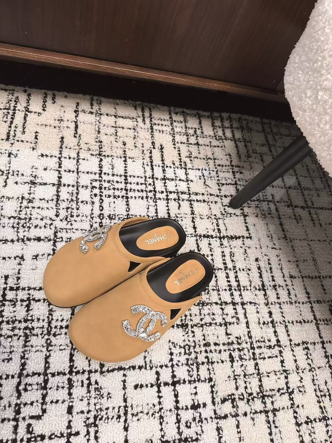 CHANEL FLAT MULE IN SEPIA BEIGE CALFSKIN