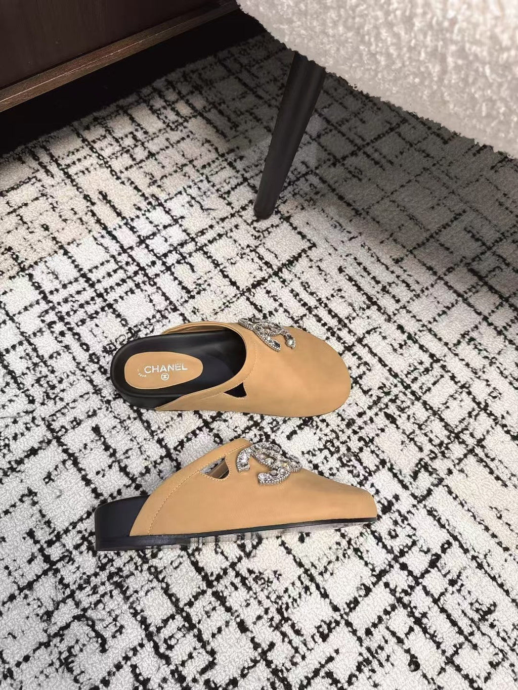 CHANEL FLAT MULE IN SEPIA BEIGE CALFSKIN