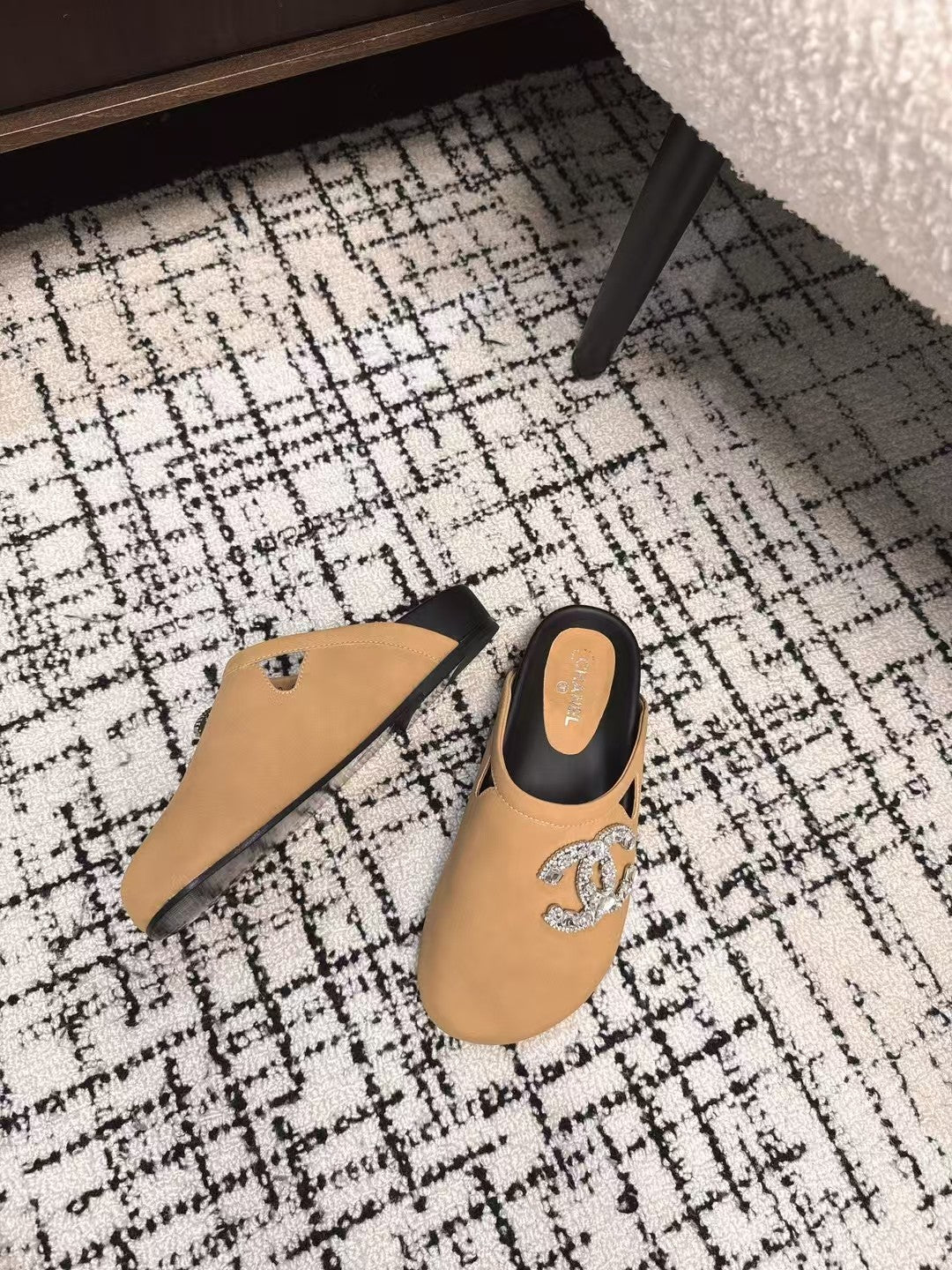 CHANEL FLAT MULE IN SEPIA BEIGE CALFSKIN