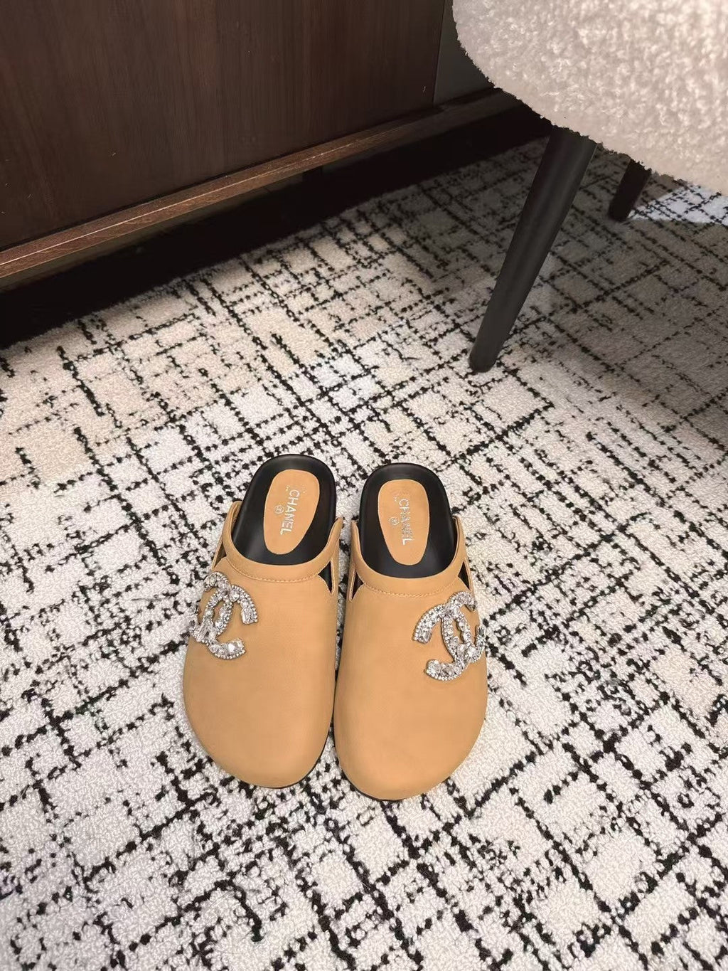 CHANEL FLAT MULE IN SEPIA BEIGE CALFSKIN
