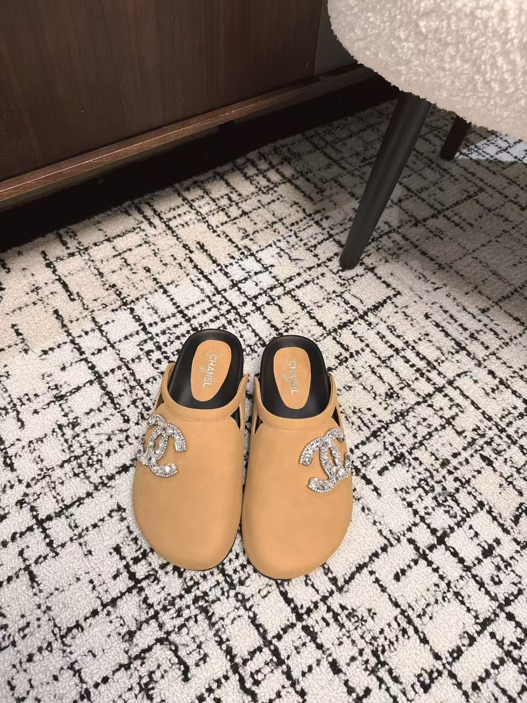 CHANEL FLAT MULE IN SEPIA BEIGE CALFSKIN