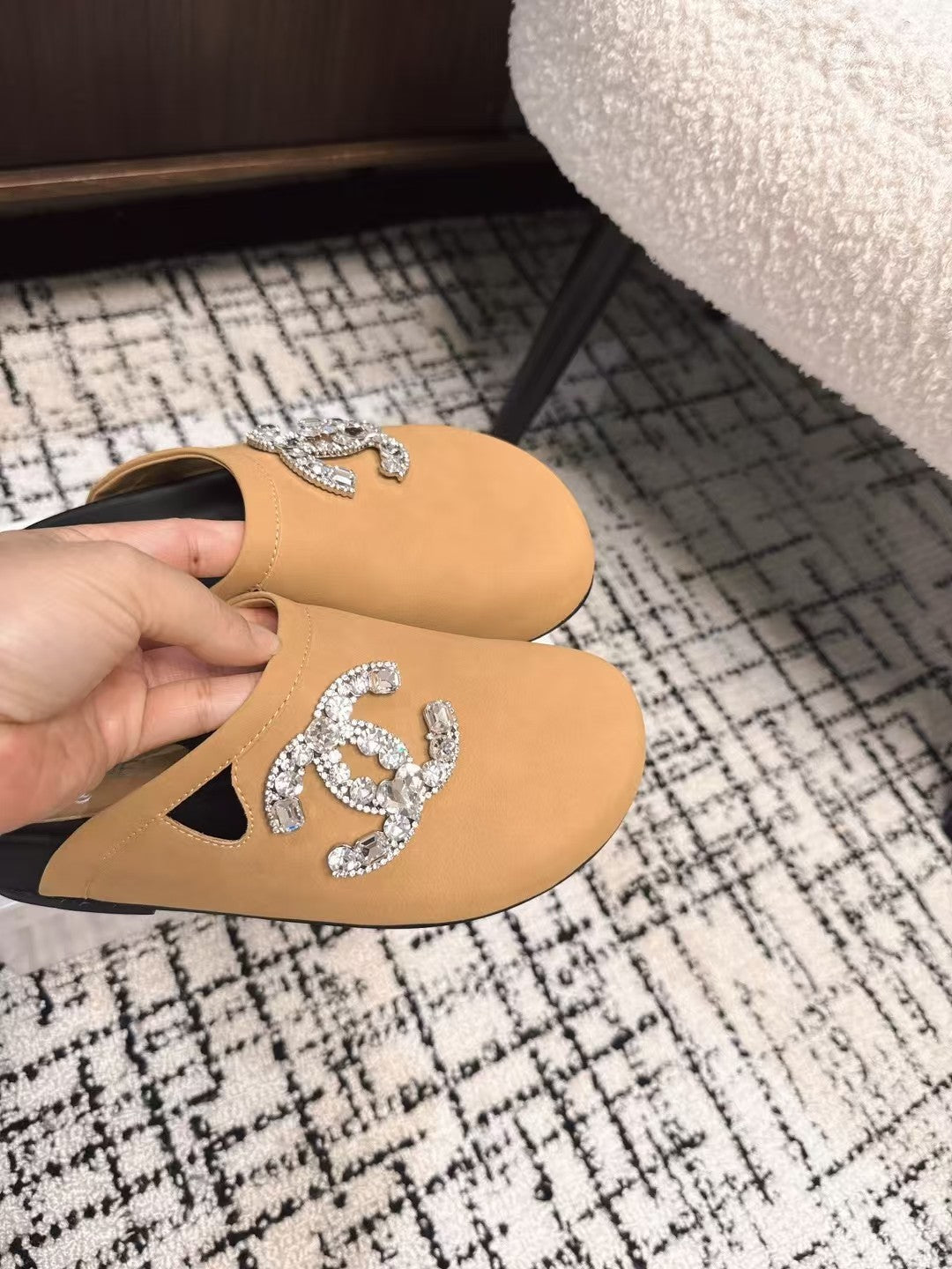 CHANEL FLAT MULE IN SEPIA BEIGE CALFSKIN