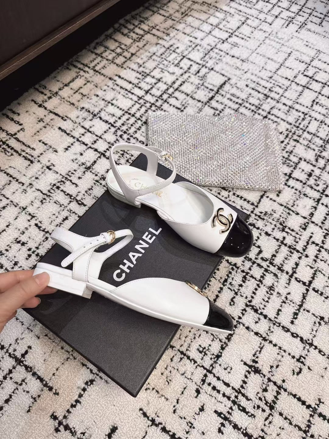CHANEL FLAT SLINGBACKS IN WHITE MIX BLACK CALFSKIN