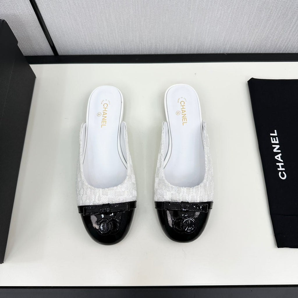 CHANEL BOW MULE IN WHITE FABRIC AND BLACK CALFSKIN