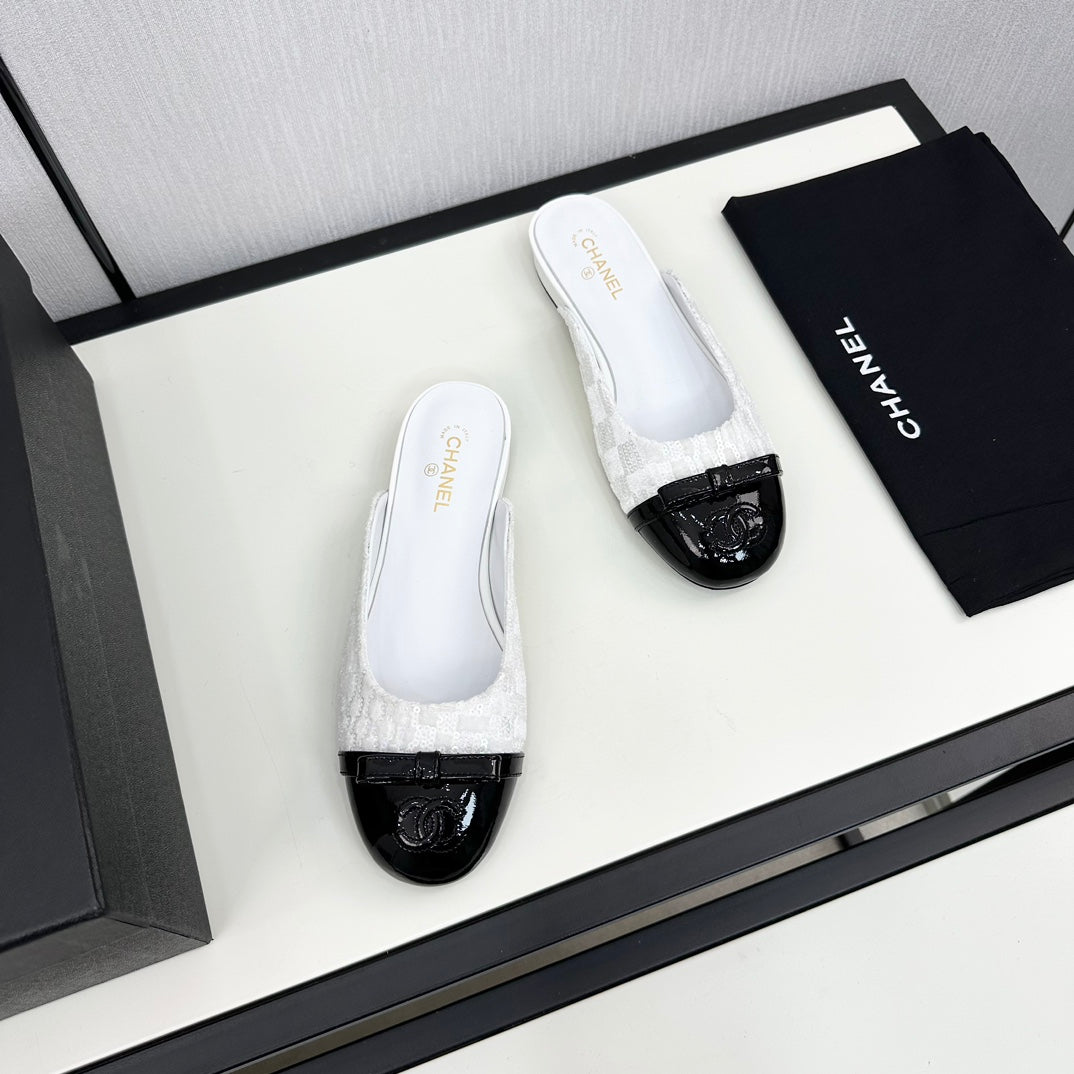 CHANEL BOW MULE IN WHITE FABRIC AND BLACK CALFSKIN