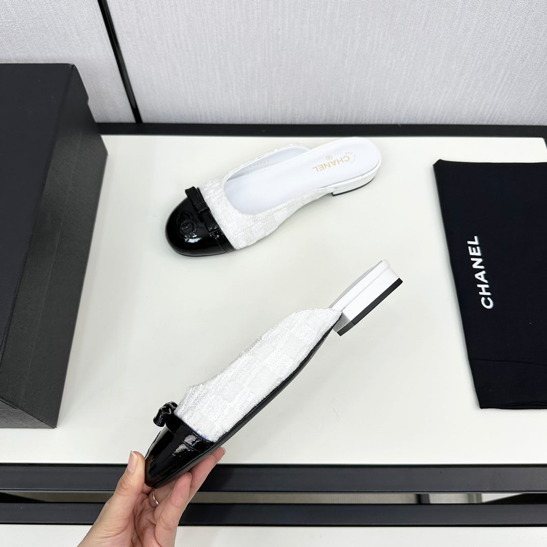 CHANEL BOW MULE IN WHITE FABRIC AND BLACK CALFSKIN