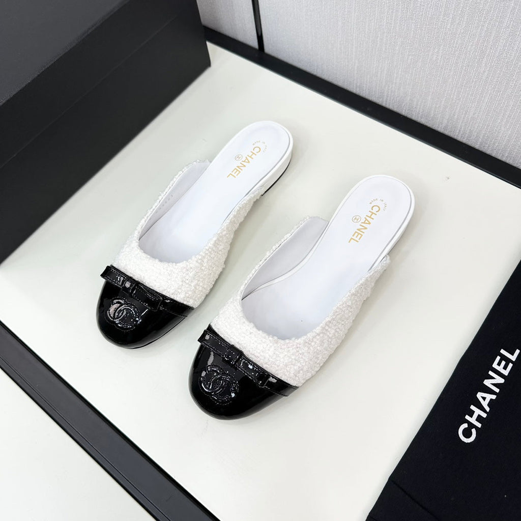 CHANEL BOW MULE IN WHITE FUR AND BLACK CALFSKIN