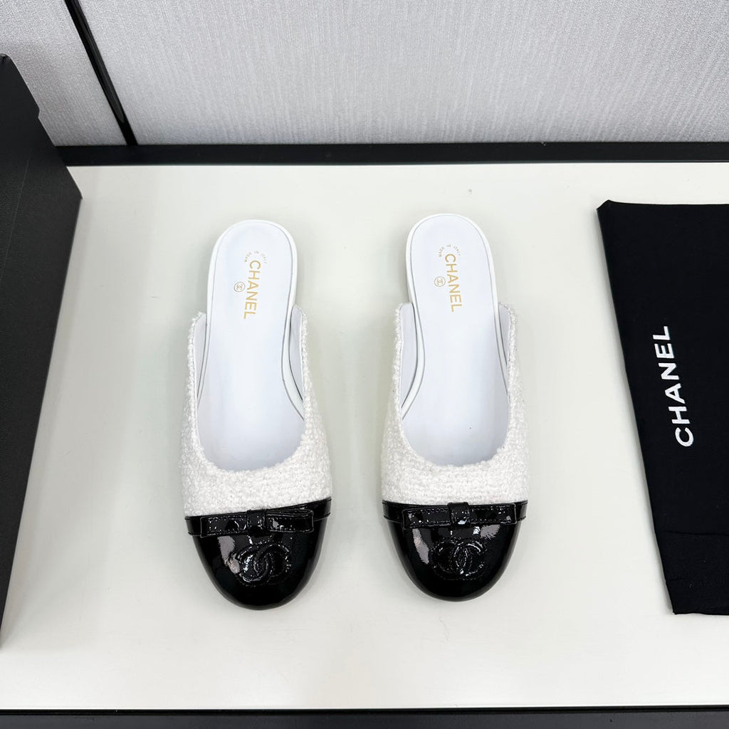 CHANEL BOW MULE IN WHITE FUR AND BLACK CALFSKIN