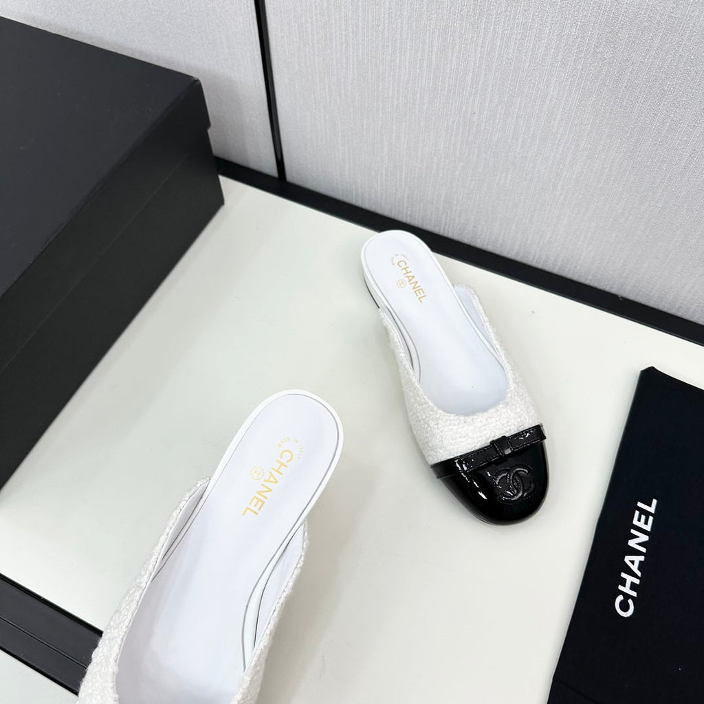 CHANEL BOW MULE IN WHITE FUR AND BLACK CALFSKIN