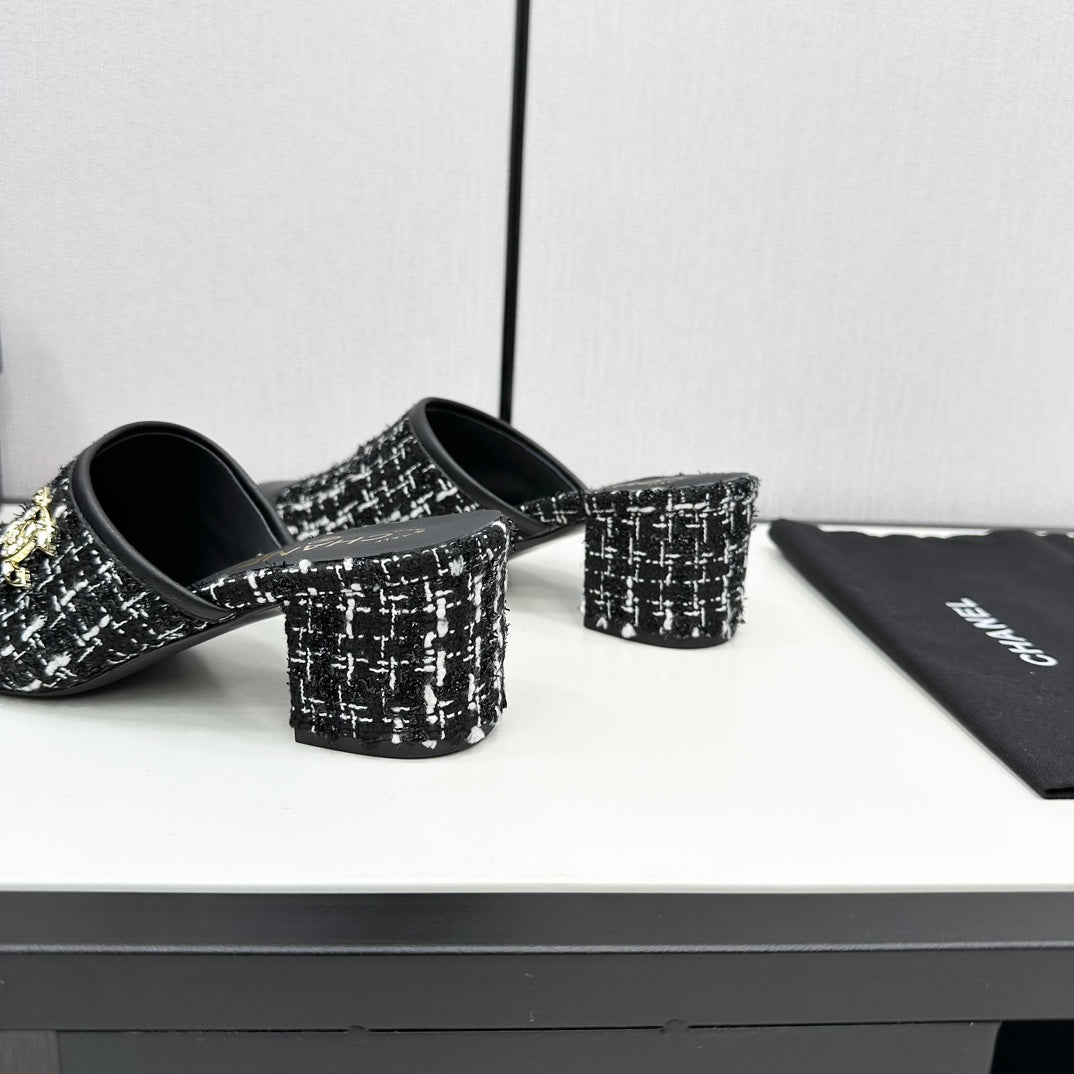 CHANEL HIGH MULE IN BLACK MIX WHITE WOOL TWEED AND CALFSKIN