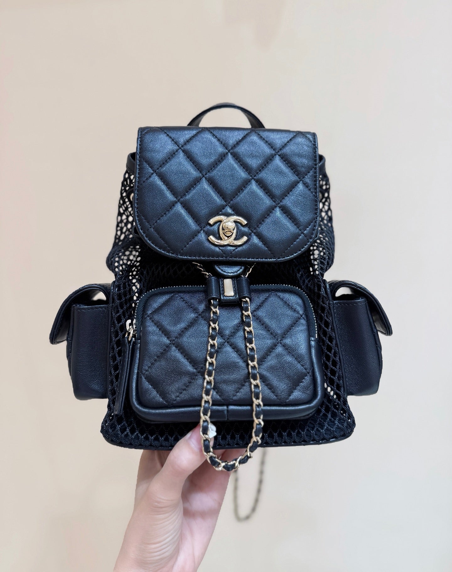 CHANEL MESH DRAWSTRING BACKPACK 25 IN BLACK CALFSKIN GOLD-TONE METAL