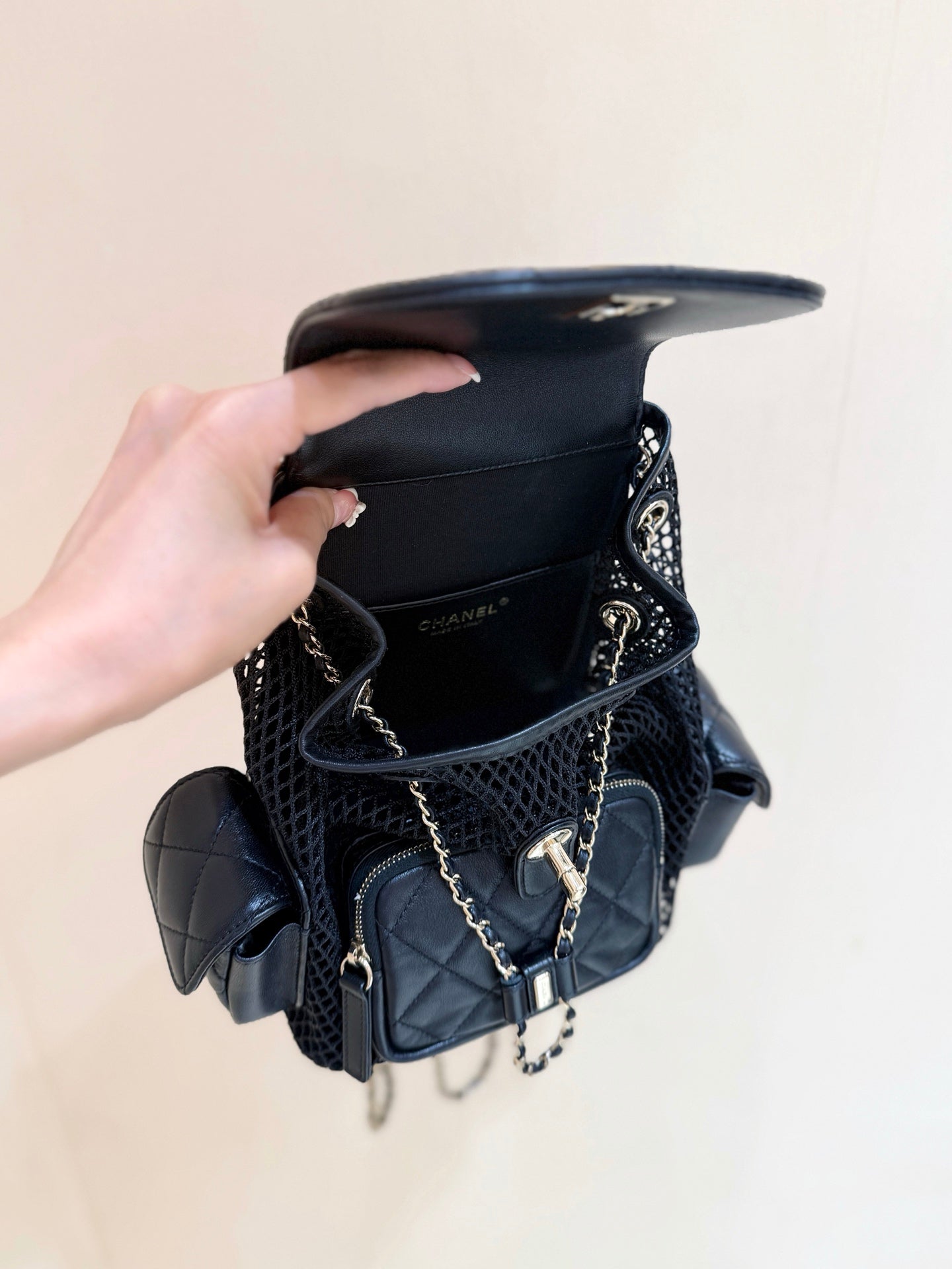 CHANEL MESH DRAWSTRING BACKPACK 25 IN BLACK CALFSKIN GOLD-TONE METAL